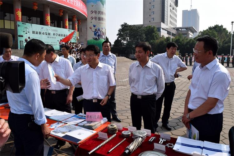 【利通參與】漯河市舉行2017年青少年科技創新市長獎頒獎暨全國科普日活動啟動儀式